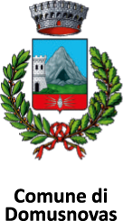 Stemma comunale con torre, montagna e corona, circondato da rami di alloro e quercia.
